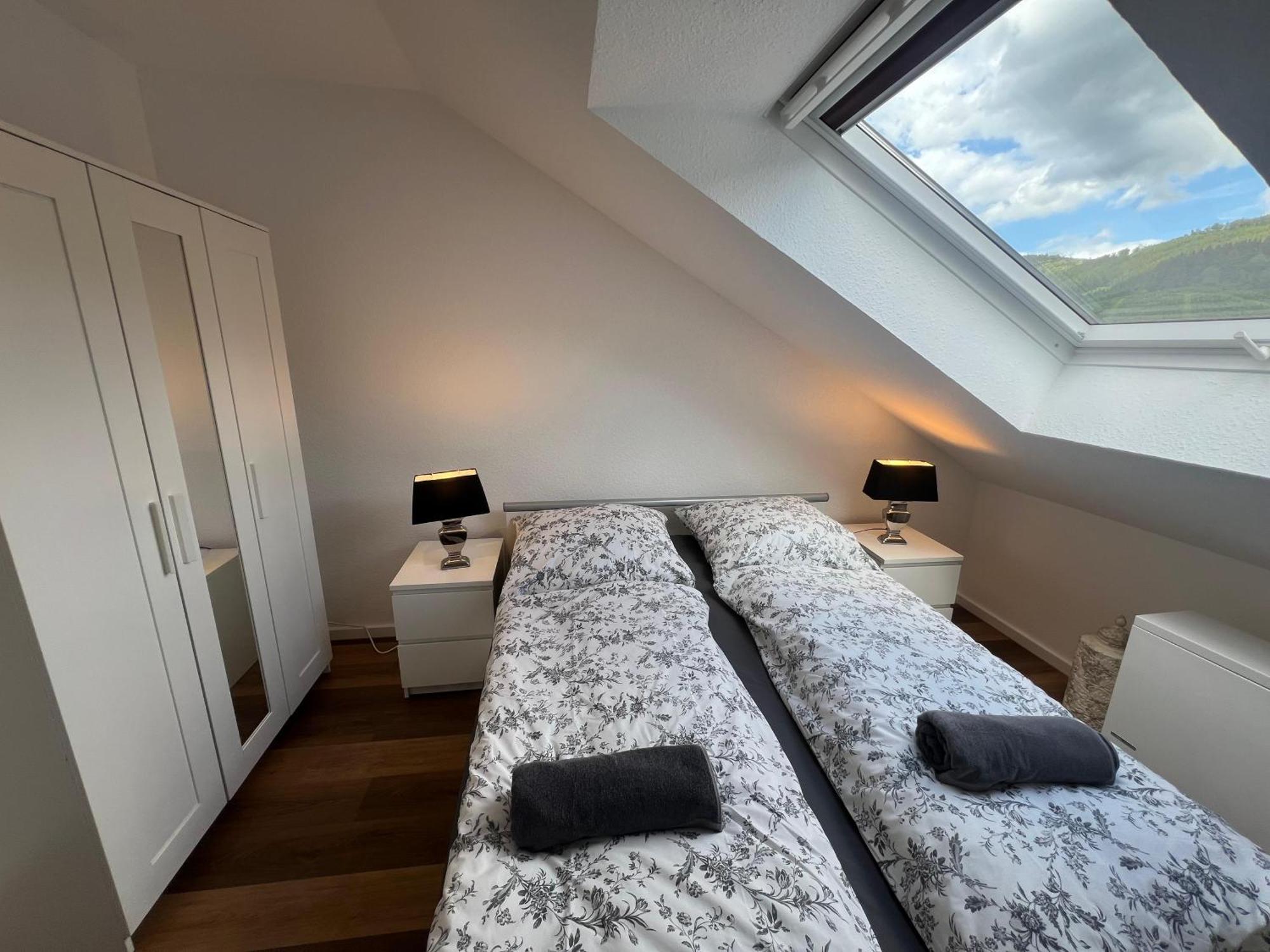 Gemuetliche 3-zimmer-wohnung Mit Panoramablick Und Kostenlosem Ueberdachten Parkplatz Appartement Winterberg